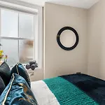 30 Percent Off The Sophisticated Abode - 3 Bed
